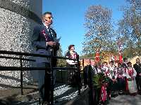Johan Fossan holdt tale fra kirketrappa - Klikk for større bilde